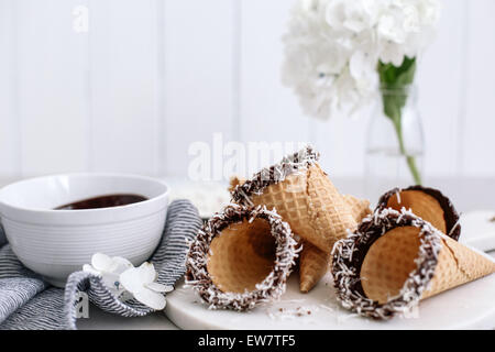 Cioccolato e rivestito di noce di cocco coni di gelato Foto Stock