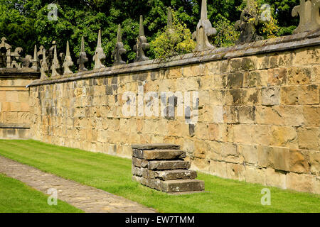 HARDWICK, DERBYSHIRE, Regno Unito. Giugno 18, 2015. Cavallo passi di montaggio al di fuori delle mura di Hardwick Hall presso Hardwick nel Derbyshire, Regno Unito. Foto Stock