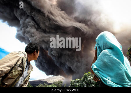 Il nord di Sumatra, Indonesia. 19 giugno 2015. La gente guarda il Mount Sinabung produca ceneri in Karo, nel nord di Sumatra, Indonesia, 19 giugno 2015. Credito: Tanto H./Xinhua/Alamy Live News Foto Stock