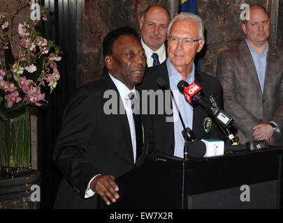 New York Cosmos leggende, Pelé e Franz Beckenbauer, illumina l'Empire State Building in "Cosmo verde' per festeggiare l'inizio della squadra di calcio del 2015 della stagione primaverile con: Pelé, Franz Beckenbauer dove: la città di New York, New York, Stati Uniti quando: 17 Apr 2015 Foto Stock