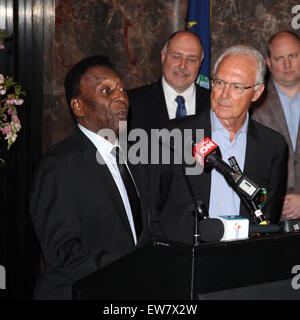 New York Cosmos leggende, Pelé e Franz Beckenbauer, illumina l'Empire State Building in "Cosmo verde' per festeggiare l'inizio della squadra di calcio del 2015 della stagione primaverile con: Pelé, Franz Beckenbauer dove: la città di New York, New York, Stati Uniti quando: 17 Apr 2015 Foto Stock