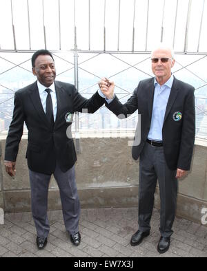 New York Cosmos leggende, Pelé e Franz Beckenbauer, illumina l'Empire State Building in "Cosmo verde' per festeggiare l'inizio della squadra di calcio del 2015 della stagione primaverile con: Pelé, Franz Beckenbauer dove: la città di New York, New York, Stati Uniti quando: 17 Apr 2015 Foto Stock