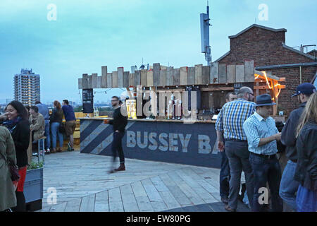 Il bar sul tetto su Peckham del famoso edificio Bussey - una fabbrica di stile vittoriano edificio che ora la casa di musica alternativa e arti Foto Stock