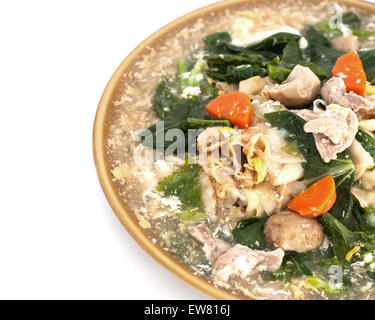 Fritti spaghetti di riso condito con carne di maiale, stile tailandese e Asia lo stile popolare, su sfondo bianco Foto Stock