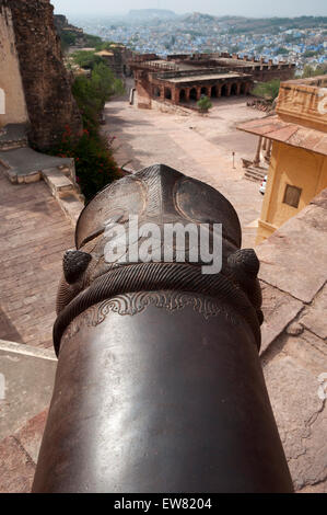 Il vecchio cannone al Forte Mehrangarh di Jodhpur, Rajasthan, India. Foto Stock