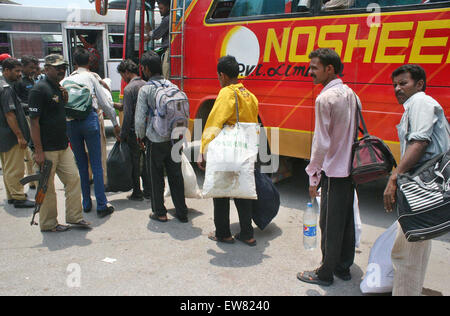 India pescatori raggiunto Lahore da Karachi come sono in partenza per il confine Wahga tramite bus, Venerdì 19 Giugno, 2015. Il Pakistan giovedì rilasciato 113 pescatori indiani presentata in una prigione qui in un gesto, giorni dopo il primo ministro indiano Narendra Modi chiamato il suo omologo pakistano Sharif per salutare lui sul santo mese di Ramzan nel mezzo di una guerra di parole tra i due paesi. Foto Stock