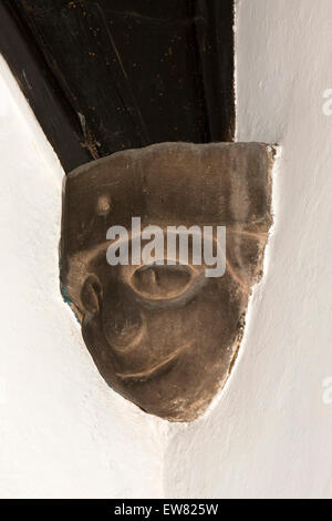 Regno Unito, Inghilterra, Cheshire, Pott Shrigley, chiesa medievale di pietra intagliata corbel supporto del coro arch Foto Stock