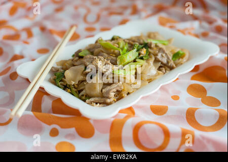 Mescolare il riso fritto a base di noodle con carne di maiale,stile tailandese Foto Stock