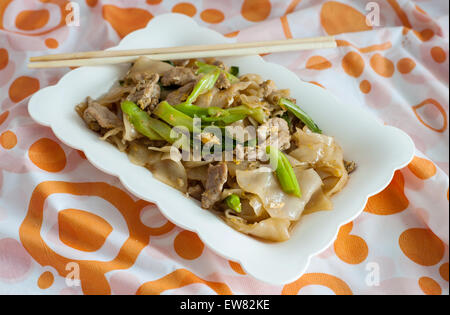 Mescolare il riso fritto a base di noodle con carne di maiale, stile tailandese Foto Stock