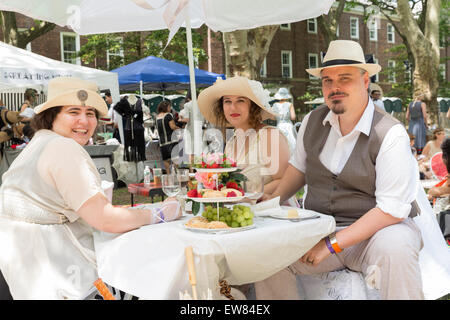 New York, NY - Giugno 14, 2015: atmosfera durante la decima edizione della Jazz Age prato partito da Michael Arenella & Dreamland Orchestra sulla Governors Island Foto Stock