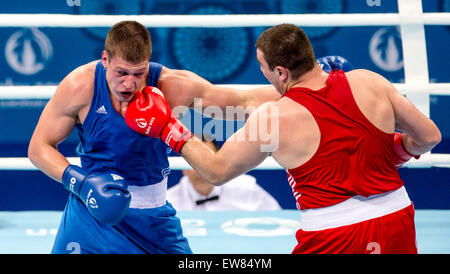 Baku in Azerbaijan. 19 giugno 2015. Boxer ceco Daniel Taborsky, a sinistra e a Yan Sudzilouski (BLR) lotta in uomini Super Heavy Round di 16 corrispondono a Baku 2015 1° Giochi Europei a Baku, in Azerbaijan, 19 giugno 2015. © David Tanecek/CTK foto/Alamy Live News Foto Stock