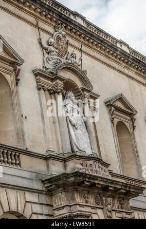 Vista di fronte della Victoria Art Museum in bagno con una statua della regina Victoria Foto Stock