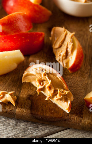 Mele biologiche e burro di arachidi per uno spuntino sul Foto Stock