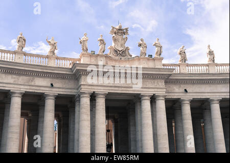 Parte del colonnato con statua e simbolo del vaticano in piazza San Pietro a Roma, Italia Foto Stock