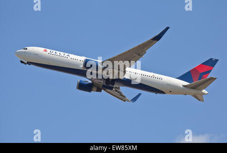 Delta Air Lines Boeing 767 N173DZ in partenza dall'aeroporto di Heathrow LHR Foto Stock