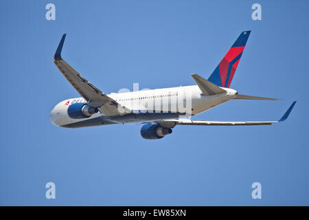 Delta Air Lines Boeing 767 N173DZ in partenza dall'aeroporto di Heathrow LHR Foto Stock