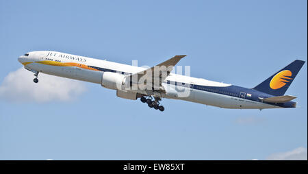 Jet Airways Boeing 777 VT-JEH in partenza dall'aeroporto di Heathrow LHR Foto Stock