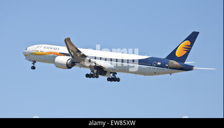 Jet Airways Boeing 777 VT-JEH in partenza dall'aeroporto di Heathrow LHR Foto Stock