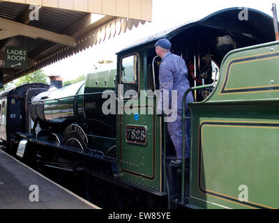 Driver del treno a vapore Odney Manor - 7828 in attesa del tutto chiaro dalla stazione master a Washford Stazione, West Somerset egli Foto Stock
