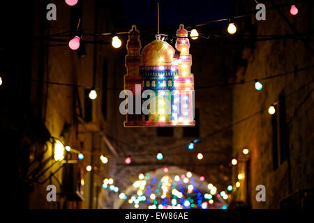 Luci festose e fanous Ramadan decorazioni in un vicolo del