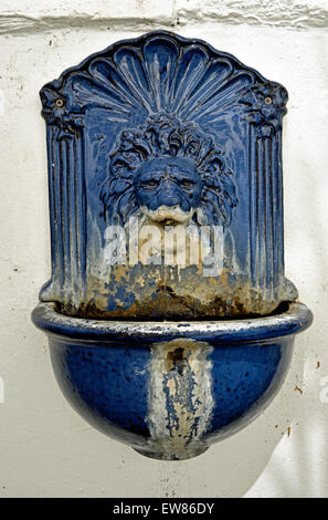 Blue montato a parete Lions Head funzione acqua Foto Stock