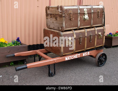 In vecchio stile travel trunk su un portapacchi alla stazione Washford, West Somerset Heritage Steam Railway, REGNO UNITO Foto Stock