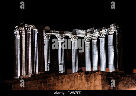 Il Tempio Romano di Évora, il Templo romano de Évora, indicato anche come il Templo de Diana di notte Foto Stock