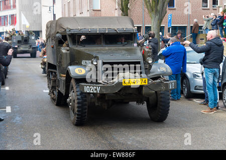 Parata militare da "tenere il loro rotolamento", una fondazione che mantiene i veicoli militari con lo scopo di mantenere la seconda WW memo Foto Stock