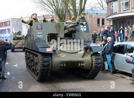 Parata militare da "tenere il loro rotolamento", una fondazione che mantiene i veicoli militari con lo scopo di mantenere la seconda WW memo Foto Stock