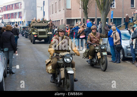 Parata militare da "tenere il loro rotolamento", una fondazione che mantiene i veicoli militari con lo scopo di mantenere la seconda WW memo Foto Stock