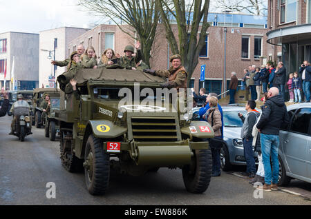 Parata militare da "tenere il loro rotolamento", una fondazione che mantiene i veicoli militari con lo scopo di mantenere la seconda WW memo Foto Stock