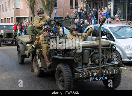 Parata militare da "tenere il loro rotolamento", una fondazione che mantiene i veicoli militari con lo scopo di mantenere la seconda WW memo Foto Stock