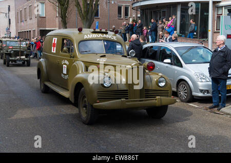 Parata militare da "tenere il loro rotolamento", una fondazione che mantiene i veicoli militari con lo scopo di mantenere la seconda WW memo Foto Stock