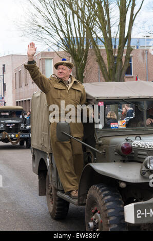 Parata militare da "tenere il loro rotolamento", una fondazione che mantiene i veicoli militari con lo scopo di mantenere la seconda WW memo Foto Stock