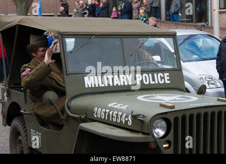 Parata militare da "tenere il loro rotolamento", una fondazione che mantiene i veicoli militari con lo scopo di mantenere la seconda WW memo Foto Stock