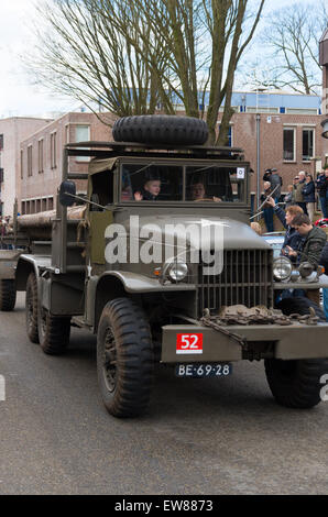 Parata militare da "tenere il loro rotolamento", una fondazione che mantiene i veicoli militari con lo scopo di mantenere la seconda WW memo Foto Stock