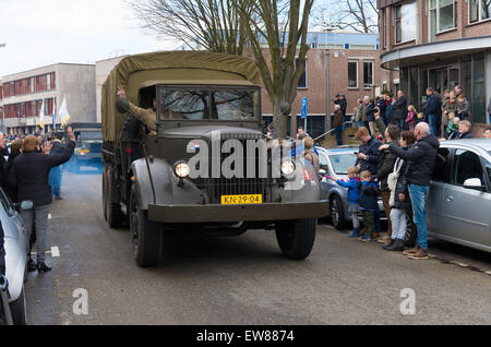 Parata militare da "tenere il loro rotolamento", una fondazione che mantiene i veicoli militari con lo scopo di mantenere la seconda WW memo Foto Stock