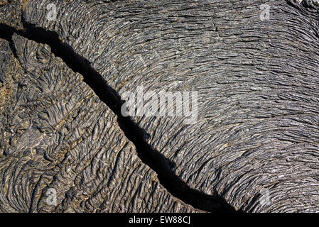 La Lava con un interessante pattern con un'incrinatura sulla isola di Santiago in Isole Galapagos in Ecuador Foto Stock