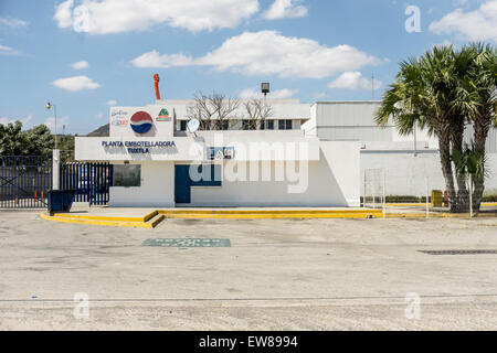 Pristine dipinte di bianco Pepsi Cola impianto di imbottigliamento con familiarità red white & blue logo sulla periferia di Tuxtla Gutierres Chiapas Foto Stock