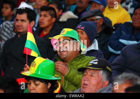 La Paz, Bolivia, 19 giugno 2015. I tifosi boliviani guardano l'Ecuador battere il Messico nella finale della Copa America Group A su uno schermo gigante in Plaza San Francisco. La Bolivia si è qualificata ai quarti di finale al secondo posto nel girone di conseguenza. Crediti: James Brunker/Alamy Live News Foto Stock