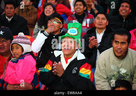 La Paz, Bolivia, 19 giugno 2015. I tifosi boliviani guardano l'Ecuador battere il Messico nella finale della Copa America Group A su uno schermo gigante in Plaza San Francisco. La Bolivia si è qualificata ai quarti di finale al secondo posto nel girone di conseguenza. Crediti: James Brunker / Alamy Live News Foto Stock