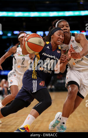 La città di New York, New Jersey, USA. 19 giugno 2015. Indiana classica in avanti, SANCHO LYTTLE (20), comanda al cestello contro New York in un gioco al Madison Square Garden di New York City. Credito: Joel Plummer/ZUMA filo/Alamy Live News Foto Stock