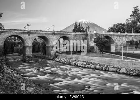 La parte antica della città di Arequipa e il suo famoso vulcano Misti e peperoncino fiume utilizzando una lunga esposizione Foto Stock