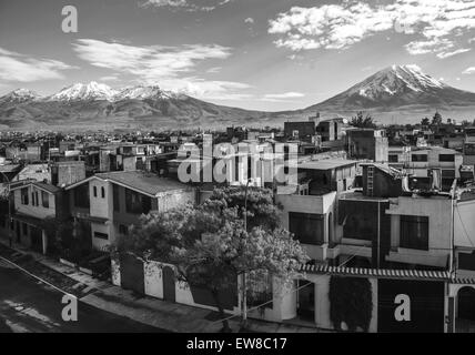 Città di Arequipa con i suoi leggendari vulcani attivi di misti e Vulcano Chachani, Perù Foto Stock