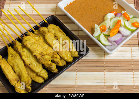 Thai curry grigliata di carne di maiale con salsa di arachidi e insalata. Foto Stock