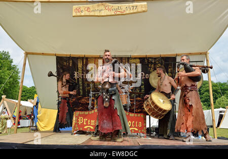 DEURNE, Belgio-Giugno 13, 2015: Prima banda Nocta dà concerto durante Fete Medievale nel parc di Deurne Foto Stock