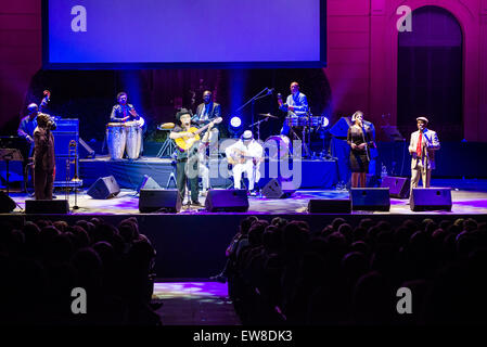 Barcellona, in Catalogna, Spagna. 19 giugno 2015. "Buena Vista Social Club" di Cuba il più emblematico, Orchestra si esibisce dal vivo sul palco del 'Pedralbes Music Festival' a Barcellona con i loro "AdiÃ³s Tour' Credito: Matthias Oesterle/ZUMA filo/ZUMAPRESS.com/Alamy Live News Foto Stock