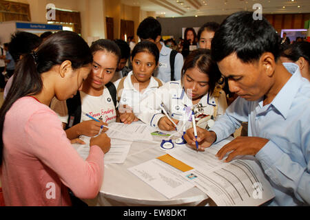 Phnom Penh Cambogia. Xx Giugno, 2015. Le persone cercano di posti di lavoro nel corso di un forum di carriera in Phnom Penh Cambogia, 20 giugno 2015. L'Undicesimo Forum di carriera ha dato dei calci a fuori qui il sabato, attirando migliaia di studenti universitari e laureati che sono interessati a conoscere il mercato del lavoro e cercare i lavori. Credito: Sovannara/Xinhua/Alamy Live News Foto Stock