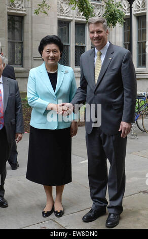 Pittsburgh, Stati Uniti d'America. 19 giugno 2015. Chinese Vice Premier Liu Yandong (L) si riunisce con il Cancelliere della Università di Pittsburgh Patrick Gallagher in Pittsburgh, Stati Uniti, 19 giugno 2015. Credito: Bao Dandan/Xinhua/Alamy Live News Foto Stock