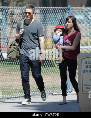 Josh Dallas trascorre il tempo di qualità con il suo figlio Oliver e la sua bambinaia in un parco in Los Angeles con: Josh Dallas, Oliver Dallas dove: Los Angeles, California, Stati Uniti quando: 18 Apr 2015 Foto Stock